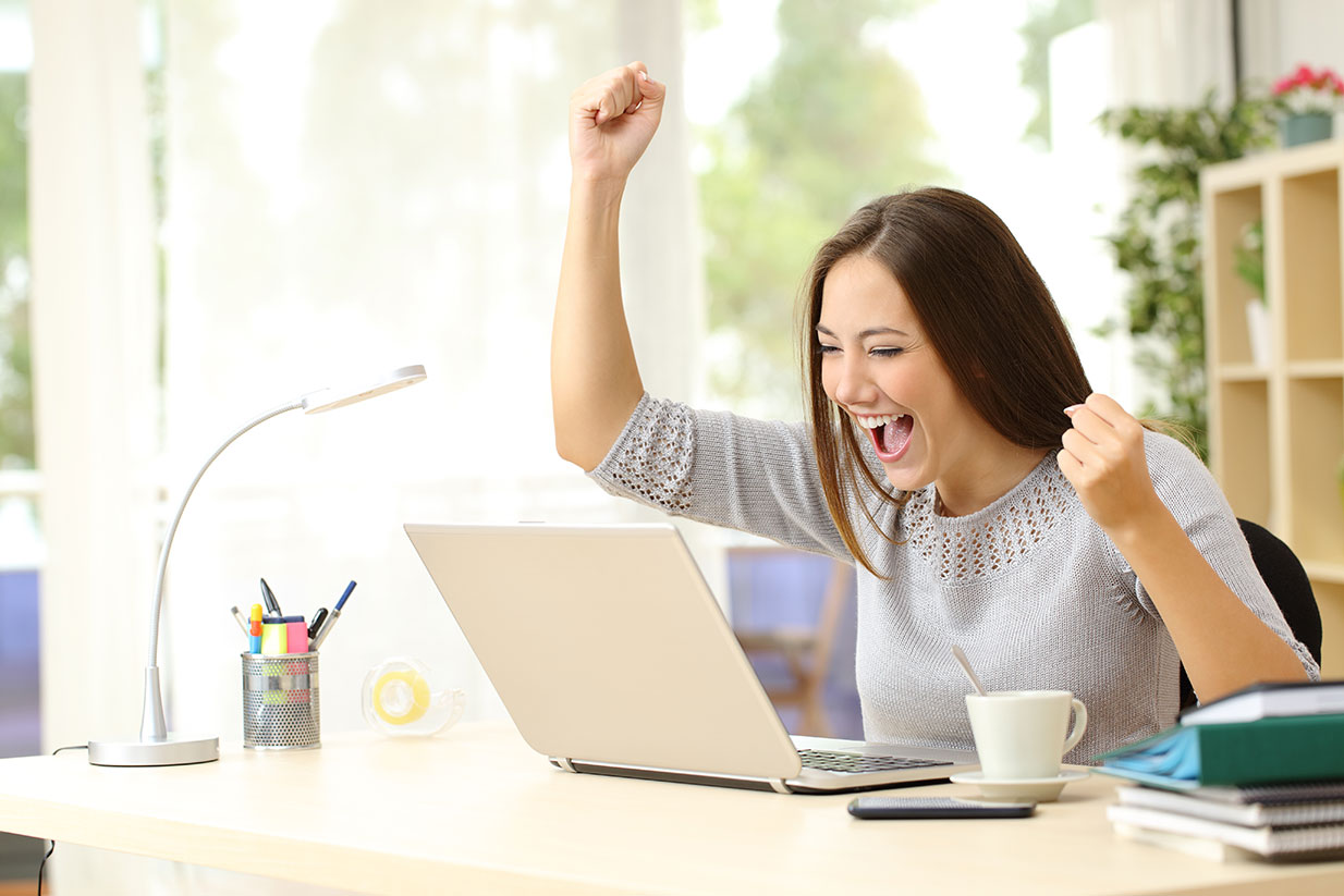 Mulher Celebrando Negocio Online - RNE Rede de Negócios Empresariais